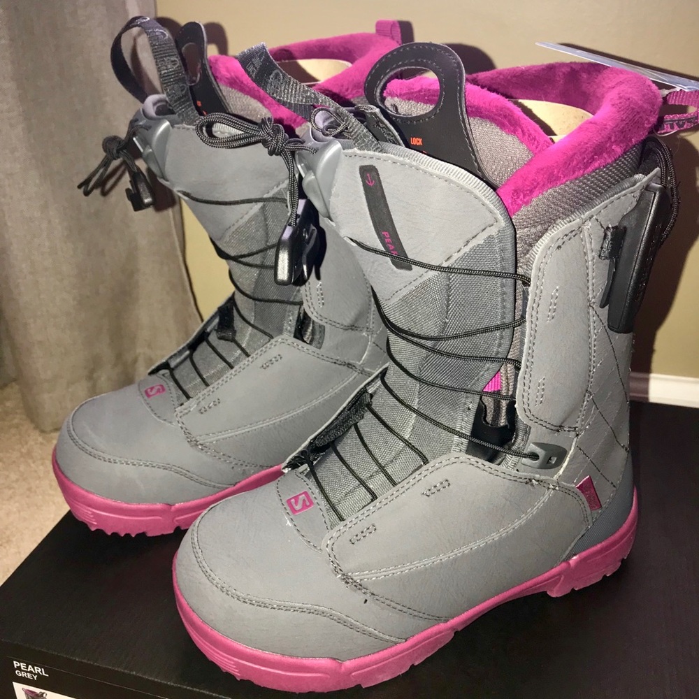 Women’s 2018 Pearl Grey sz 6 snowboard boots.